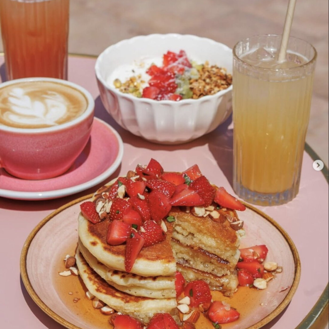 Pancakes, granola bowl et boissons chez DEÏA